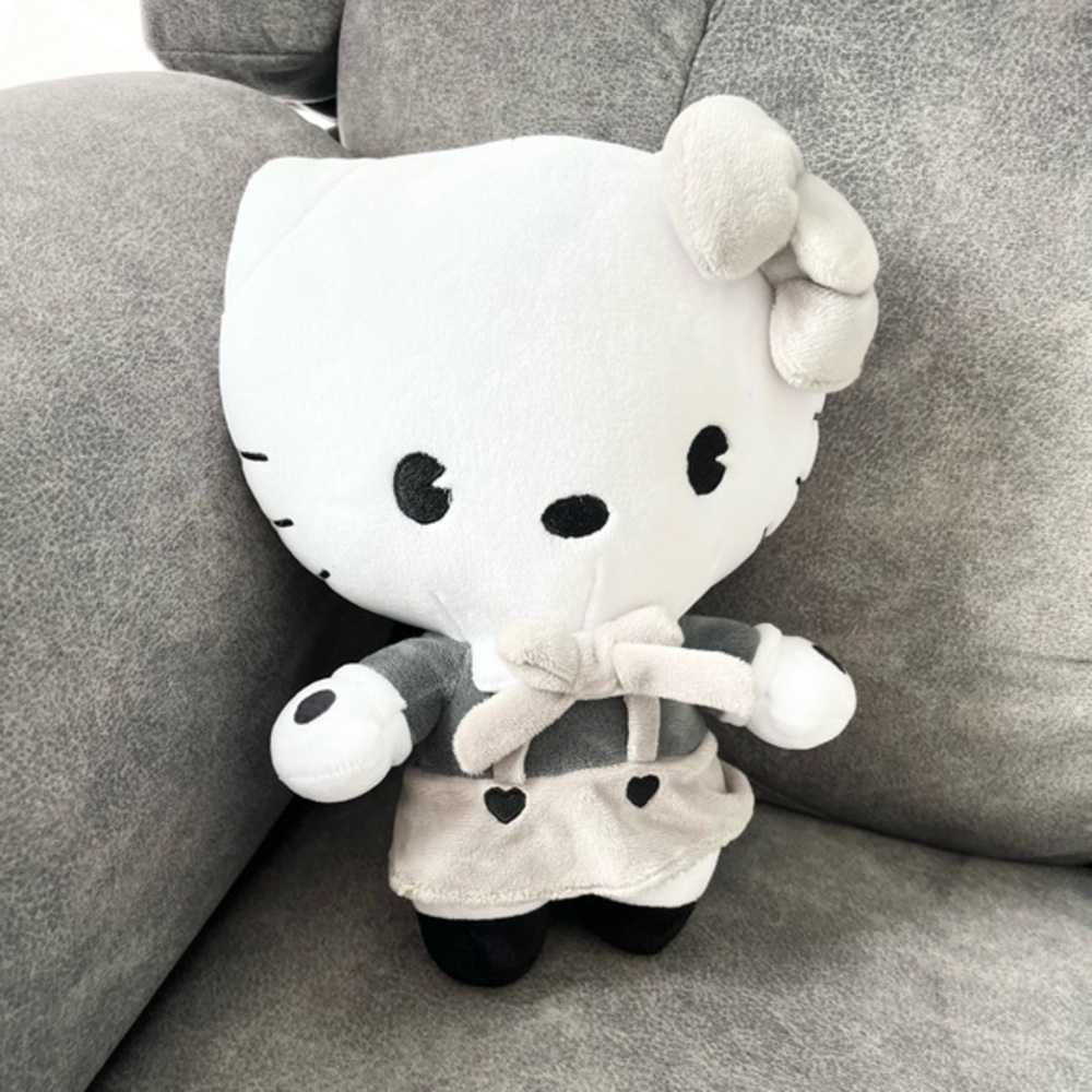 Hello Kitty Retro 9" Tall Black White Sanrio Fiesta 2018 plush toy doll